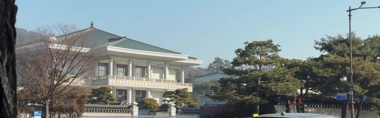 谈球吧有点炸裂~Doinb妻子糖小幽探访青瓦台：途中偶遇路人 直接当场臭骂韩国总统