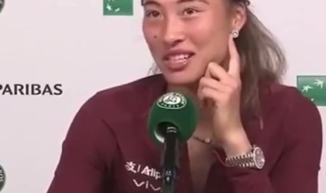 谈球吧(中国)官方网站这提问...😅郑钦文被问王楚钦&尴尬回答，错把覃海洋记成王楚钦