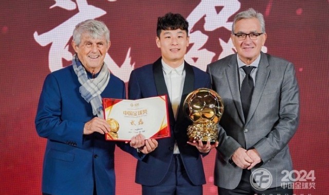 谈球吧体育官网入口恭喜“核武7”!武磊第五次加冕中国金球奖