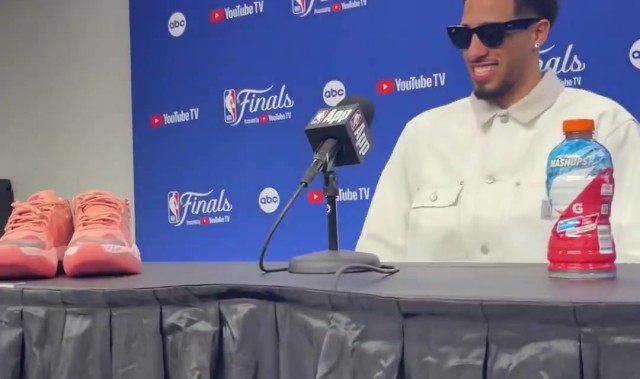 谈球吧体育app下载彪马：👍🏾哈利伯顿赛后采访 直接把个人1代签名鞋摆上桌面！