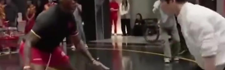 谈球吧官网登录入口什么水平🤣甲亢哥中国行篮球场被戏耍👻连续被穿裆又气又急