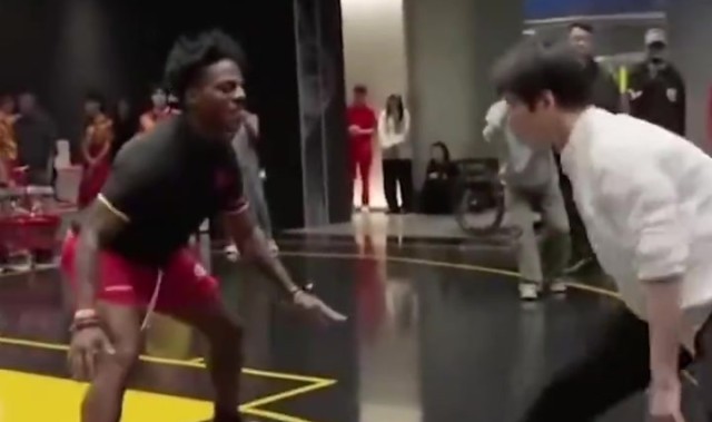 谈球吧官网登录入口什么水平🤣甲亢哥中国行篮球场被戏耍👻连续被穿裆又气又急