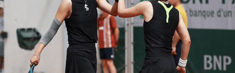 组图：王欣瑜/郑赛赛晋级法网女双第二轮