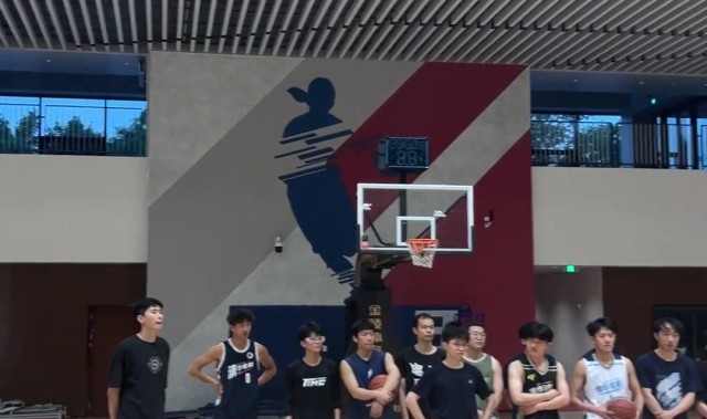 谈球吧体育app官网邹教练上线！邹阳晒Vlog：在清华当篮球教练的一天