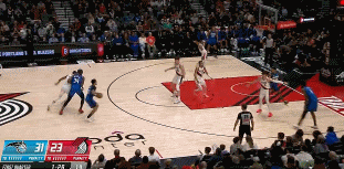 谈球吧体育app下载又是神兵天降！安东尼三分不中 艾萨克斜刺杀出左手补扣！很脆！