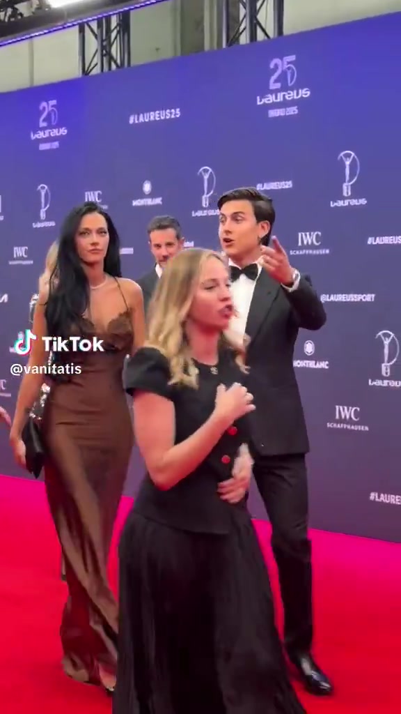 谈球吧(中国)官方网站婀娜多姿！迪巴拉与妻子一起走红毯参加劳伦斯颁奖典礼