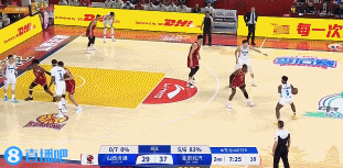 谈球吧官网登录入口💥攻势如潮！陈盈骏单挑跳投&周琦暴扣+三分 分差已经上双