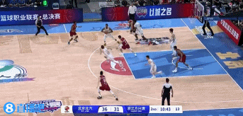 谈球吧体育app官网有所回暖！孙铭徽抢断反击一条龙得手 帮助球队继续迫近比分