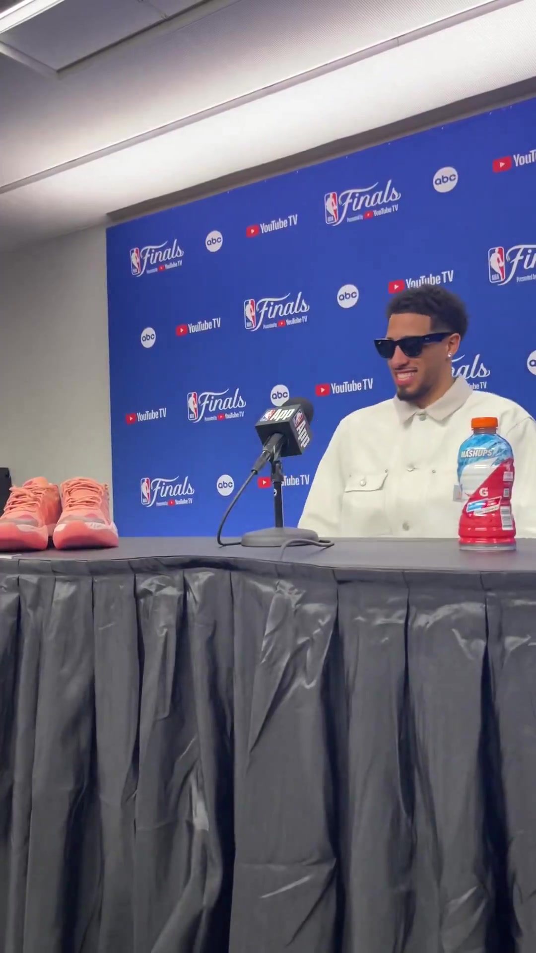 谈球吧体育app下载彪马：👍🏾哈利伯顿赛后采访 直接把个人1代签名鞋摆上桌面！